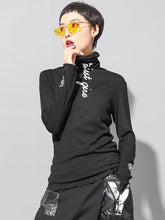 Lässiges, langärmliges, schmales T-Shirt mit Buchstabendruck und hohem Kragen in Volltonfarbe